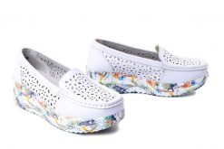 ARTIKER RELAKS 58C0761 white, półbuty damskie. Białe półbuty damskie Artiker Relaks, na lato, w ażurowe wzory, ze skóry, bez obcasa, na koturnie, bez zapięcia. Za 184.90 zł.