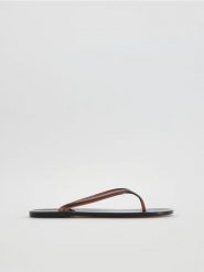 Klapki japonki - brązowy. Brązowe klapki damskie Reserved, bez wzorów, bez obcasa, bez zapięcia. Za 59.99 zł.