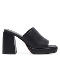 Klapki JENNY. Czarne klapki damskie Jenny, bez wzorów, bez obcasa, bez zapięcia. Za 139.99 zł.