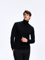 Golf z wełny merino - czarny. Czarne swetry męskie Reserved, l, bez wzorów, z wełny, bez kołnierzyka, bez ramiączek. Za 199.99 zł.