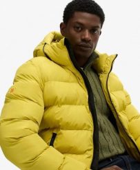 Superdry Pikowana kurtka z kapturem – Relaxed Fit, wodoodporna. Żółte kurtki sportowe damskie Superdry, xl, bez wzorów, z materiału, bez ramiączek, z kapturem. Za 559.35 zł.