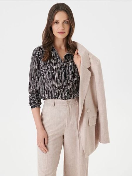 Wiskozowa koszula ze wzorem w zebrę - beżowy. Brązowe koszule damskie Sinsay, l, bez wzorów, z wiskozy, bez kołnierzyka, bez ramiączek. Za 39.99 zł.