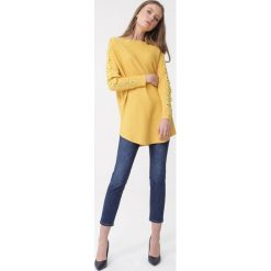 Żółty Sweter Harlow. Żółte swetry nierozpinane damskie Born2be, l, z aplikacjami, z koronki, bez kołnierzyka, bez ramiączek. Za 89.99 zł.