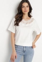 Biały T-shirt Oversize z Ozdobną Koronką i Perłami Elanoriel. Białe t-shirty damskie Born2be, l, bez wzorów, z koronki, klasyczne, bez kołnierzyka, bez ramiączek. Za 34.99 zł.