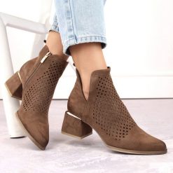 Zamszowe botki damskie na obcasie ażurowe brązowe Potocki SZ12356. Brązowe botki damskie POTOCKI, z aplikacjami, ze skóry ekologicznej, bez obcasa, na obcasie, bez zapięcia. Za 103.50 zł.