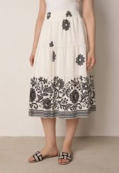 Biało-Czarna Rozkloszowana Spódnica z Wiskozy w Kwiatowy Wzór Masterore. Białe spódnice damskie Born2be, do pracy, uniwersalny, bez wzorów, z jeansu, biznesowe, midi, dopasowane. Za 59.99 zł.