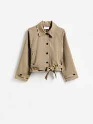Krótki płaszcz - beżowy. Brązowe płaszcze damskie Reserved, l, bez wzorów, z tkaniny, bez kołnierzyka, bez kaptura. Za 259.99 zł.