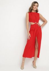 Czerwona Sukienka Rozkloszowana z Wycięciami w Talii z Metaliczną Ozdobą Galetia. Czerwone sukienki damskie Born2be, l, z aplikacjami, eleganckie, bez kołnierzyka, bez ramiączek, maxi, rozkloszowane. Za 99.99 zł.