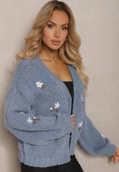 Niebieski Kardigan w Kwiatowe Aplikacje z Zapięciem na Elegancką Agrafkę Patista. Niebieskie kardigany damskie Renee, z aplikacjami, z bawełny, biznesowe, bez kołnierzyka. Za 169.99 zł.