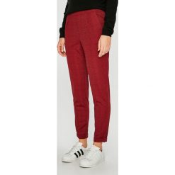 Jacqueline de Yong - Spodnie Deli. Szare spodnie materiałowe damskie Jacqueline de Yong, bez wzorów, z dzianiny, casualowe, z podwyższonym stanem. W wyprzedaży za 59.90 zł.