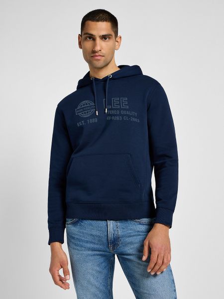 LEE MĘSKA BLUZA Z KAPTUREM LEE SEASONAL HOODIE INKY BLUE 112358048. Niebieskie bluzy męskie Lee, m, bez wzorów, bez ramiączek, z kapturem. Za 179.99 zł.