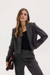 WEŁNIANA MARYNARKA MATTI SZARA L - Flawless. Szare marynarki i żakiety damskie Flawless, bez wzorów, z elastanu, biznesowe, bez kołnierzyka, bez ramiączek. Za 645.60 zł.