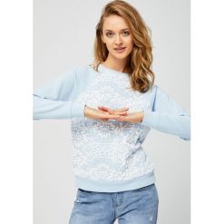 Modna bluza z motywem koronki. Niebieskie bluzy damskie MOODO, l, bez wzorów, z bawełny, bez ramiączek, bez kaptura. Za 39.99 zł.