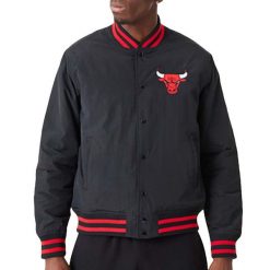 Kurtka uniwersalna męska New Era Nba Chicago Bulls Script. Czerwone kurtki męskie New Era, m, bez wzorów, klasyczne, bez kaptura. W wyprzedaży za 361.95 zł.