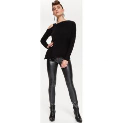 ASYMETRYCZNY SWETER DAMSKI. Czarne swetry nierozpinane damskie TOP SECRET, na lato, bez wzorów, z asymetrycznym kołnierzem, bez ramiączek. W wyprzedaży za 29.99 zł.