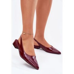 Lakierowane Baleriny Na Niskim Obcasie Bordowe czerwone. Czerwone balerinki damskie bez wzorów, z lakierowanej skóry, eleganckie, ze szpiczastym noskiem, bez obcasa, bez zapięcia. Za 139.01 zł.