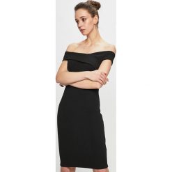 Guess Jeans - Sukienka. Białe sukienki damskie Guess Jeans, na co dzień, m, bez wzorów, z dzianiny, casualowe, bez kołnierzyka, bez ramiączek, mini, dopasowane. W wyprzedaży za 219.90 zł.