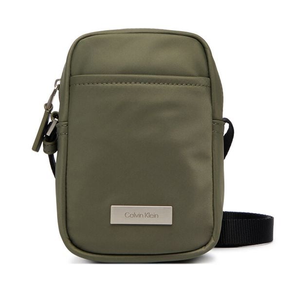 Saszetka Calvin Klein. Zielone saszetki i nerki męskie Calvin Klein, bez wzorów. Za 177.99 zł.