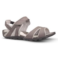 Sandały turystyczne damskie Quechua NH100. Brązowe sandały damskie QUECHUA, bez wzorów, z kauczuku, bez obcasa, bez zapięcia. W wyprzedaży za 49.99 zł.