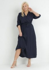 Granatowa Plisowana Sukienka Maxi z Kopertowym Dekoltem i Wiązaniem w Talii Lariah. Niebieskie sukienki damskie Born2be, l, bez wzorów, bez kołnierzyka, plus size, bez ramiączek, maxi, kopertowe. Za 79.99 zł.