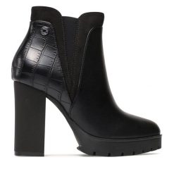 Botki Refresh. Czarne botki damskie Refresh, bez wzorów, bez obcasa, na słupku, bez zapięcia. Za 299.99 zł.