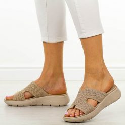 Beżowe klapki damskie Vinceza 97300. Brązowe klapki damskie VINCEZA, na lato, bez wzorów, z tkaniny, klasyczne, bez obcasa, bez zapięcia. Za 139.00 zł.