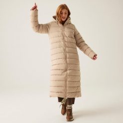 Płaszcz turystyczny damski zimowy ocieplany Elender Regatta. Brązowe płaszcze damskie Regatta, na zimę, bez wzorów, z puchu, sportowe, bez kołnierzyka, z kapturem. W wyprzedaży za 406.85 zł.