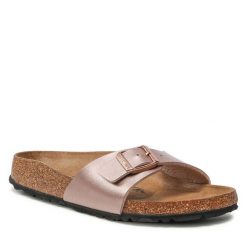 Klapki Birkenstock. Czerwone klapki damskie Birkenstock, bez wzorów, bez obcasa, bez zapięcia. Za 359.99 zł.