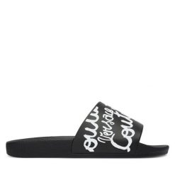 Klapki Versace Jeans Couture. Czarne klapki damskie Versace Jeans Couture, bez wzorów, z jeansu, bez obcasa, bez zapięcia. Za 329.99 zł.