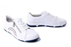 RIEKER 42424-80 white, półbuty damskie. Białe półbuty damskie Rieker, bez wzorów, bez obcasa, bez zapięcia. Za 349.90 zł.