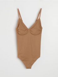 Bezszwowe body na ramiączkach - brązowy. Brązowe body Sinsay, bez wzorów. Za 39.99 zł.