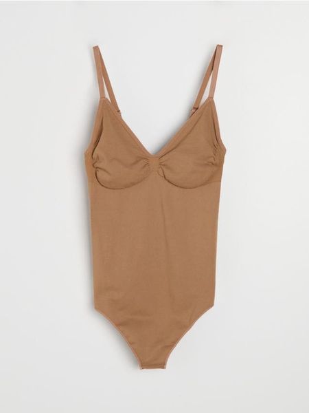 Bezszwowe body na ramiączkach - brązowy. Brązowe body Sinsay, bez wzorów. Za 39.99 zł.