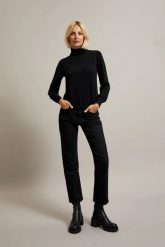 Jeansy z prostą nogawką czarne. Czarne jeansy damskie MOODO, bez wzorów, z bawełny. W wyprzedaży za 69.99 zł.