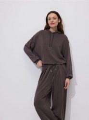 Krótka bluza z wiskozą - brązowy. Brązowe bluzy damskie Reserved, l, bez wzorów, z dzianiny, bez ramiączek, bez kaptura. Za 89.99 zł.