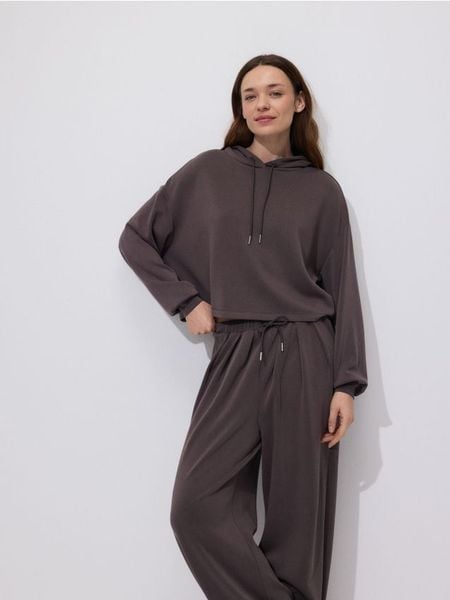 Krótka bluza z wiskozą - brązowy. Brązowe bluzy damskie Reserved, l, bez wzorów, z dzianiny, bez ramiączek, bez kaptura. W wyprzedaży za 45.99 zł.