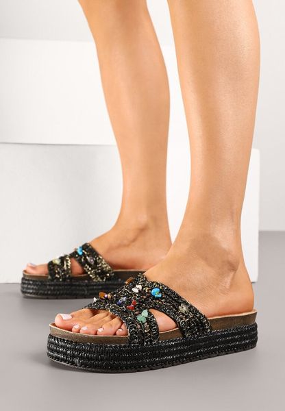 Czarne Klapki na Grubej Podeszwie z Plecionką i Koralikami Lirefirae. Czarne klapki damskie Born2be, na lato, bez wzorów, eleganckie, bez obcasa, na płaskiej podeszwie, bez zapięcia. Za 79.99 zł.