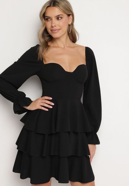 Czarna Rozkloszowana Sukienka z Falbankami i Bufiastymi Rękawami Semithara. Czarne sukienki damskie Born2be, na spotkanie biznesowe, l, z aplikacjami, eleganckie, bez kołnierzyka, bez ramiączek, rozkloszowane. Za 64.99 zł.