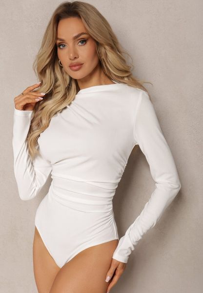 Białe Body Ozdobione Marszczeniami z Długimi Rękawami i Zabudowanym Dekoltem Tudovica. Białe body Renee, bez wzorów. Za 79.99 zł.