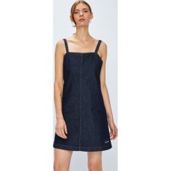 Calvin Klein Jeans - Sukienka. Niebieskie sukienki damskie Calvin Klein Jeans, na co dzień, m, bez wzorów, z bawełny, casualowe, bez kołnierzyka, bez ramiączek, mini, proste. W wyprzedaży za 299.90 zł.