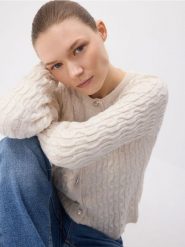 Kardigan z ozdobnymi guzikami - kremowy. Białe kardigany damskie Reserved, l, bez wzorów, z dzianiny, bez kołnierzyka. W wyprzedaży za 79.99 zł.