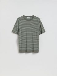 Sweter z krótkim rękawem - zielony. Zielone swetry męskie Reserved, l, bez wzorów, z dzianiny, bez kołnierzyka, bez ramiączek. Za 99.99 zł.