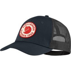Czapka truckerka Fjallraven 1960 Logo Langtradarkeps. Niebieskie czapki damskie Fjällräven, bez wzorów, sportowe. Za 159.99 zł.