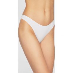 Triumph - Stringi Sporty Micro. Białe majtki damskie Triumph, z dzianiny. W wyprzedaży za 34.90 zł.