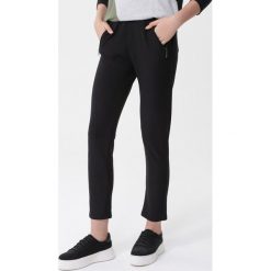 Czarne Spodnie Daniella. Czarne spodnie materiałowe damskie Born2be, bez wzorów, długie. Za 49.99 zł.