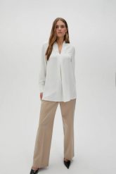 Elegancka koszula z gładkiego materiału biała. Białe koszule damskie MOODO, l, bez wzorów, z poliesteru, eleganckie, bez kołnierzyka, bez ramiączek. W wyprzedaży za 49.99 zł.