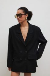 Marynarka z marszczeniem w kolorze TOTALLY BLACK - ROCHELLE-M/L. Czarne marynarki i żakiety damskie Marsala, bez wzorów, z bawełny, eleganckie, bez kołnierzyka, bez ramiączek. Za 599.90 zł.