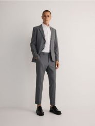 Garniturowe spodnie loose fit - ciemnoszary. Szare garnitury męskie Reserved, bez wzorów, z tkaniny. W wyprzedaży za 119.99 zł.