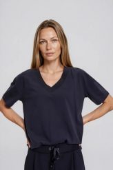 T-shirt z dekoltem w serek granatowy. Niebieskie t-shirty damskie MOODO, l, bez wzorów, z bawełny, bez kołnierzyka, bez ramiączek. Za 39.99 zł.