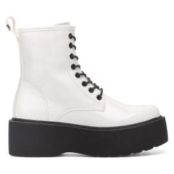 Botki DeeZee. Białe botki damskie DeeZee, bez wzorów, bez obcasa, na płaskiej podeszwie, bez zapięcia. Za 199.99 zł.