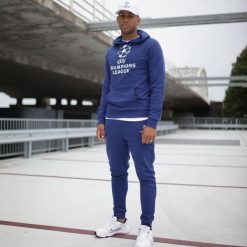 Champions League spodnie dresowe dla dorośli. Niebieskie spodnie materiałowe męskie CHAMPIONS LEAGUE, bez wzorów, z bawełny. Za 168.99 zł.